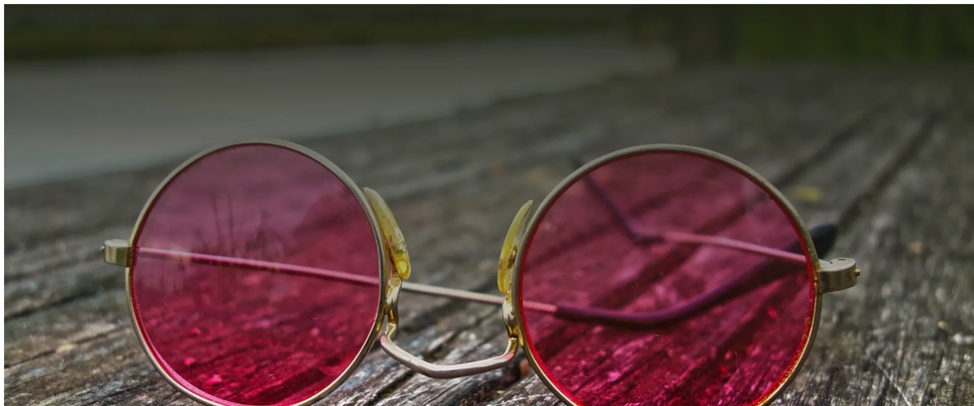 Welche Accessoires machen ein schlichtes Outfit bürotauglich?